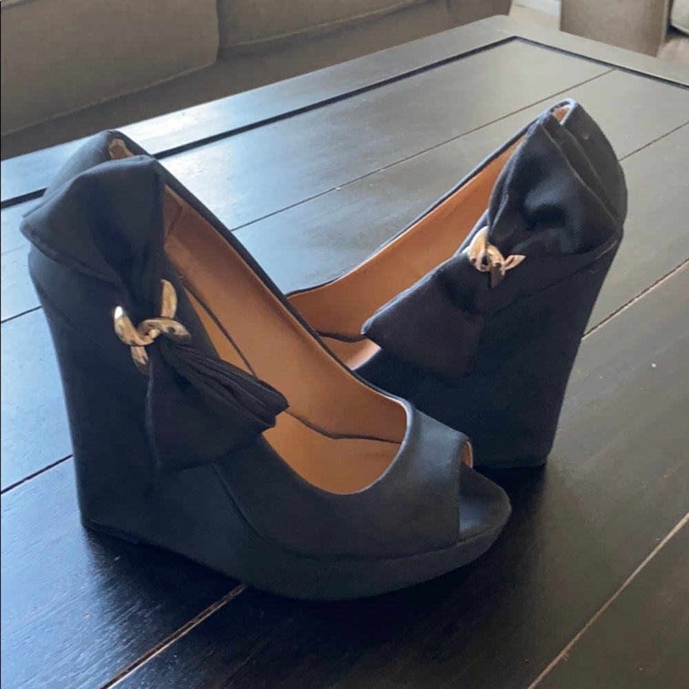 BRAND NEW Black bow wedges 🤍